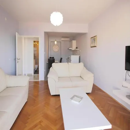 Dubreta With Balcony Daire