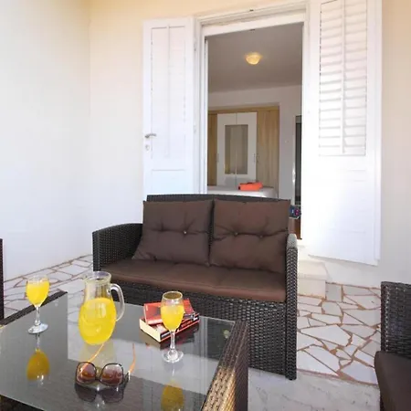 Dubreta With Balcony Daire