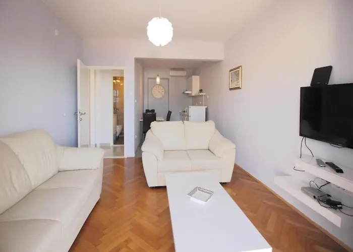 Dubreta With Balcony Daire