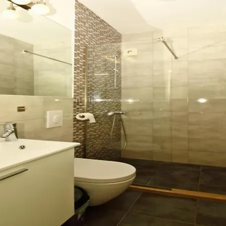 Dubreta With Balcony Appartement